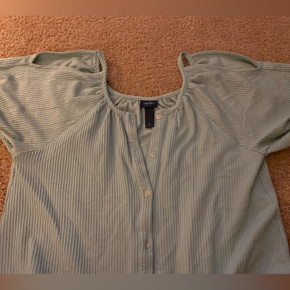 Day trip size large cold shoulder toe front top - Picture 5 of 7